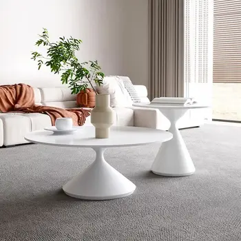 סיבוב תה שולחן איטלקי מינימליסטי שמנת בסגנון דירה קטנה בסלון עיצוב יצירתי היגיון טהור לבן בצד השולחן.