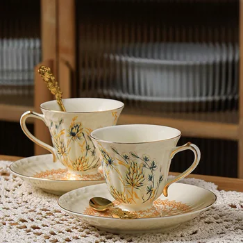 בסגנון צרפתי חיטה האוזן רטרו זהב צבוע קרמיקה כוסות קפה, צלחות, ארמון בסגנון בריטי שולחן תה של אחר הצהריים.